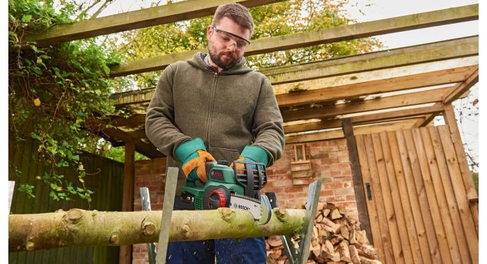 Tronçonneuse sans fil Bosch UniversalChain 18 Tronçonneuses sans fil - 18V Li-Ion – 1 batterie 2,5Ah – 200 mm - 06008B8000 6 Tronçonneuse sans fil Bosch UniversalChain 18 Tronçonneuses sans fil - 18V Li-Ion – 1 batterie 2,5Ah – 200 mm - 06008B8000 – Image 4