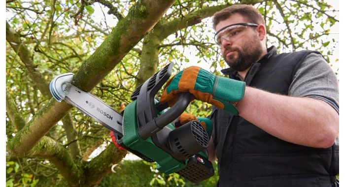 Tronçonneuse sans fil Bosch UniversalChain 18 Tronçonneuses sans fil - 18V Li-Ion – 1 batterie 2,5Ah – 200 mm - 06008B8000 4 Tronçonneuse sans fil Bosch UniversalChain 18 Tronçonneuses sans fil - 18V Li-Ion – 1 batterie 2,5Ah – 200 mm - 06008B8000 – Image 2